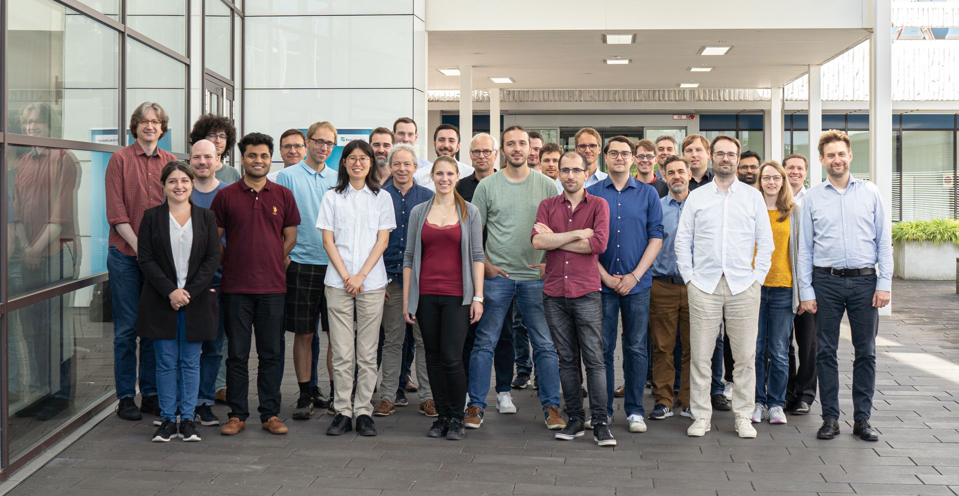 Gruppenbild der Teilnehmenden am dritten »SPINNING«-Projekttreffen am Fraunhofer IAF in Freiburg 